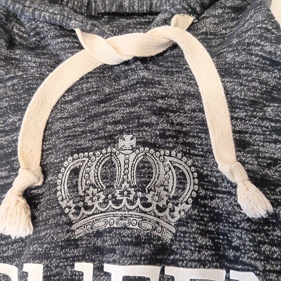 Queen pullover hoodie size small (flaw) - Picture 7 of 16